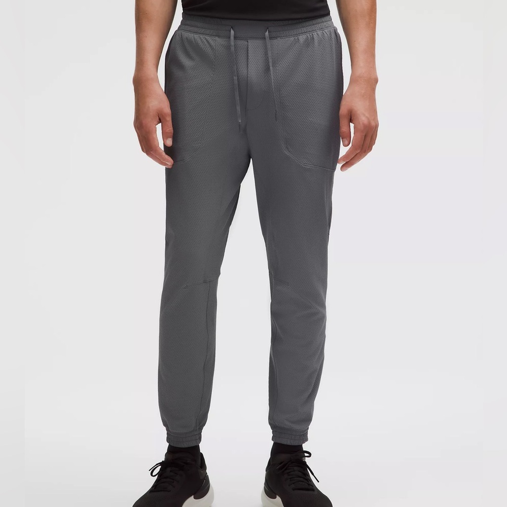 Lululemon Men License to Train Textured Jogger solar gray small - in stores!